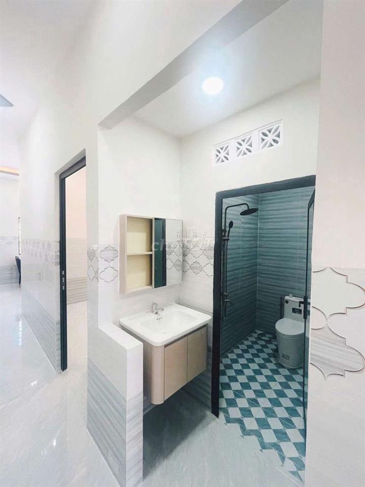 NHÀ MƠI CẤT KẸT TIỀN BÁN GIÁ RÂT TỐT.