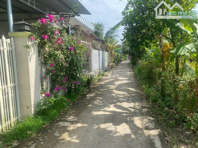Nhà bán, hẽm xe hơi, có sân đậu xe