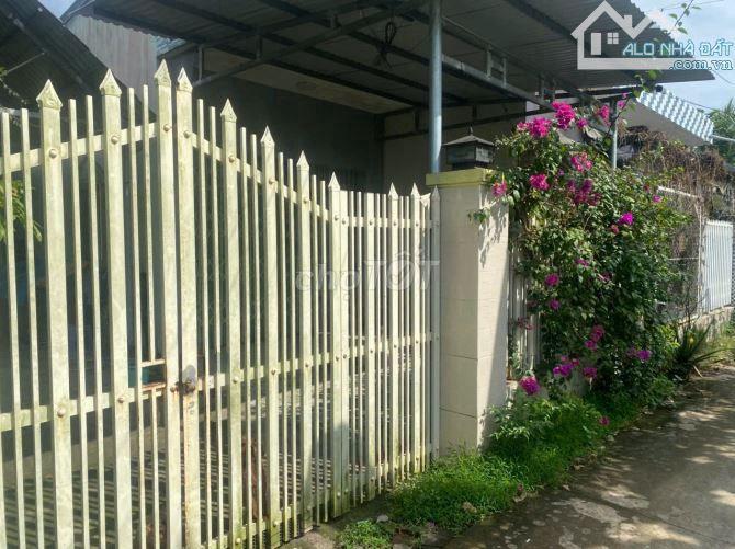 Nhà bán, hẽm xe hơi, có sân đậu xe