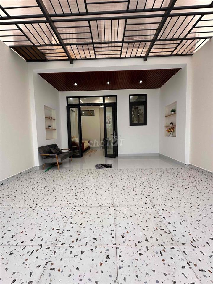 Nhà Lầu còn mới 95% tặng nội thất ,đường xe ô tô 7c, vị trí Mỹ Tho