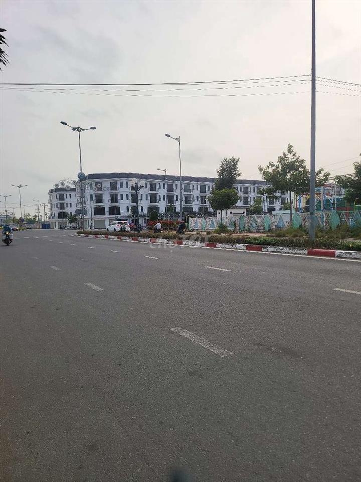 Mặt tiền Quãng Trường Hùng Vương  sát Aeon