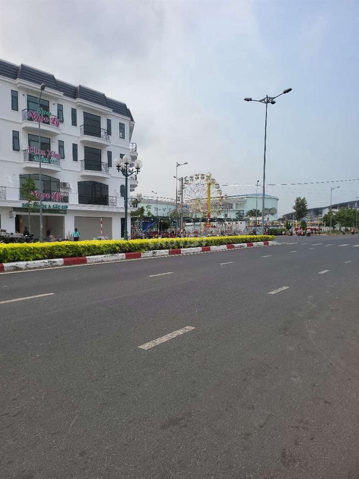 Mặt tiền Quãng Trường Hùng Vương  sát Aeon
