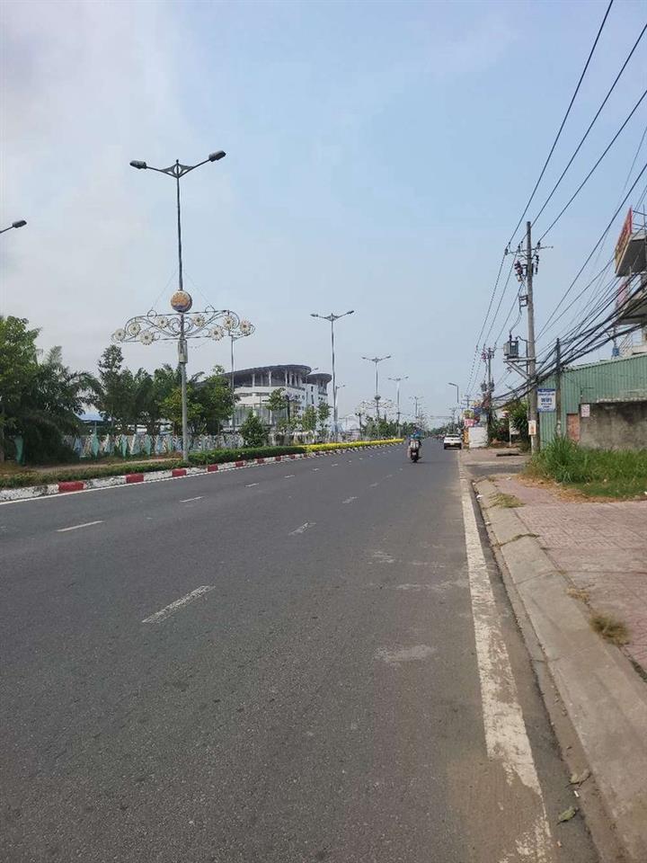 Mặt tiền Quãng Trường Hùng Vương  sát Aeon