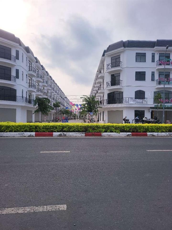 Mặt tiền Quãng Trường Hùng Vương  sát Aeon
