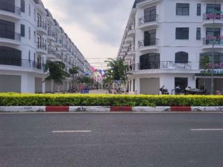 Mặt tiền Quãng Trường Hùng Vương  sát Aeon
