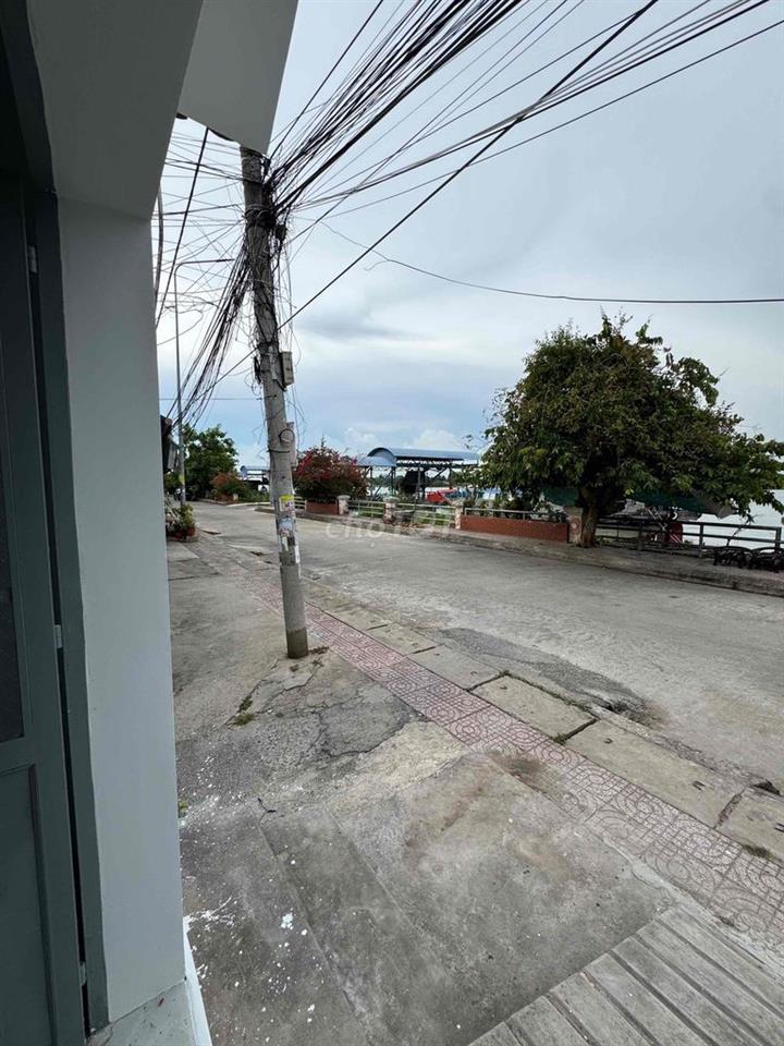 Bán nhà cấp 4 lộ ô tô lớn ,view sông thoáng mát