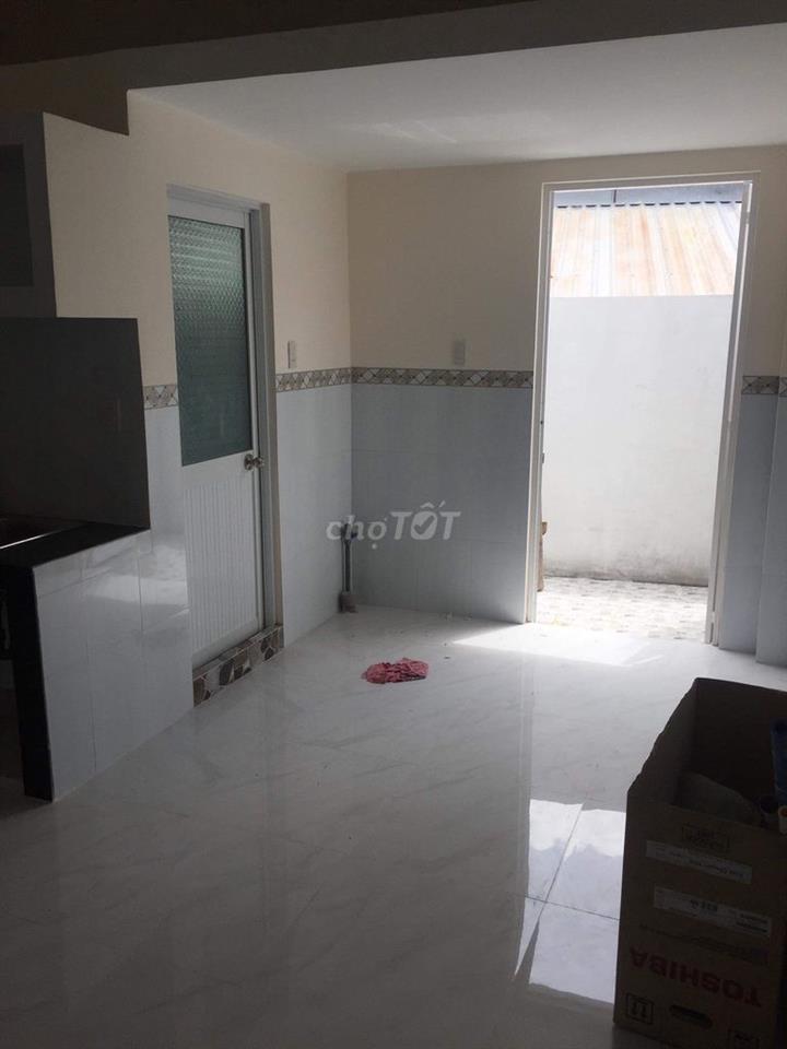 Nhà mặt tiền kế trường cấp 2 Mỹ Thới thuận tiện mua bán