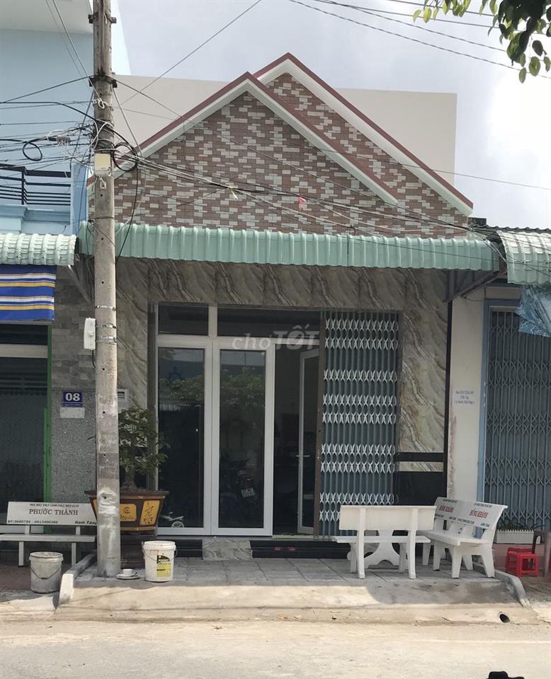 Nhà mặt tiền kế trường cấp 2 Mỹ Thới thuận tiện mua bán