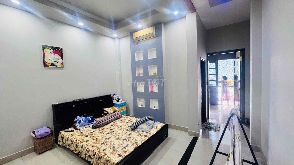 Bán nhà 1 trệt 1 lững 2 lầu ngay công viên (Bình Khánh