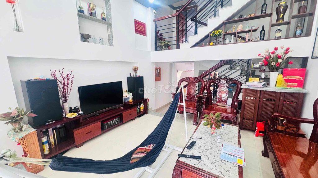 Bán nhà 1 trệt 1 lững 2 lầu ngay công viên (Bình Khánh