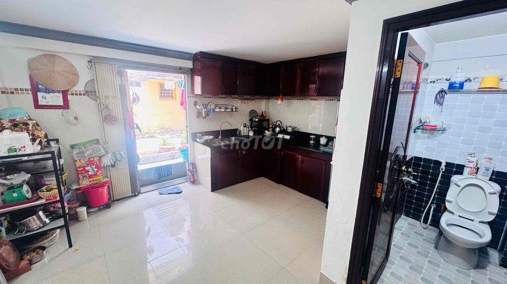 Bán nhà 1 trệt 1 lững 2 lầu ngay công viên (Bình Khánh