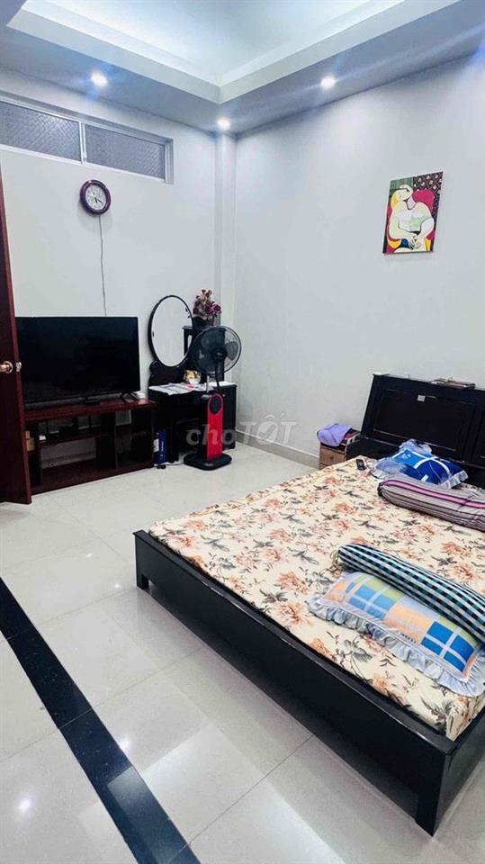 Bán nhà 1 trệt 1 lững 2 lầu ngay công viên (Bình Khánh