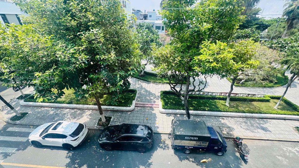 Bán nhà 1 trệt 1 lững 2 lầu ngay công viên (Bình Khánh