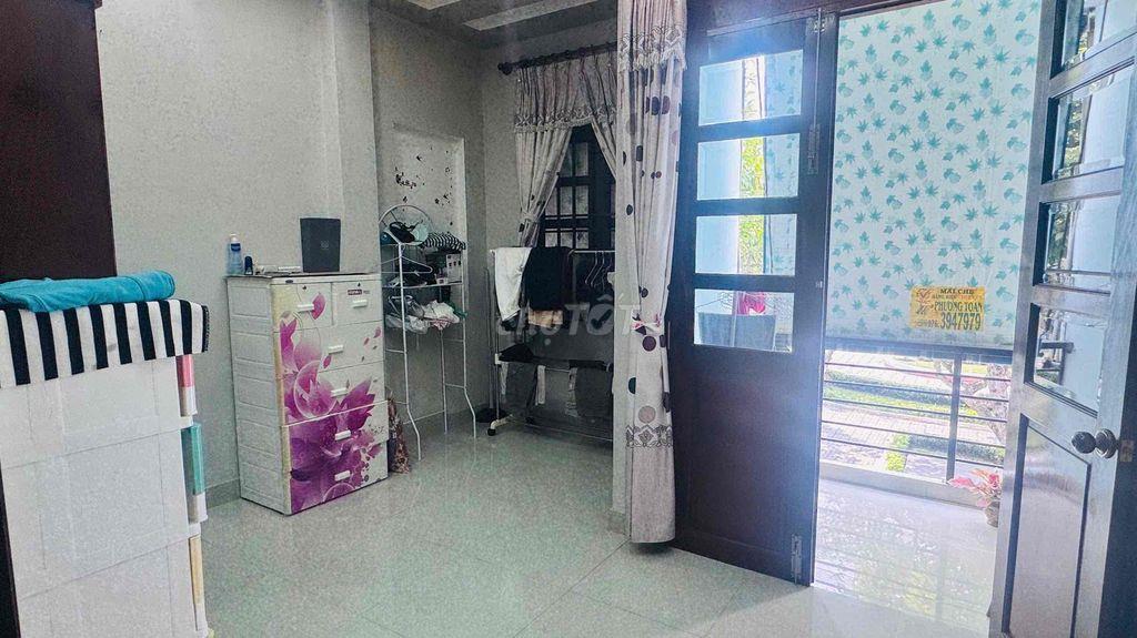 Bán nhà 1 trệt 1 lững 2 lầu ngay công viên (Bình Khánh