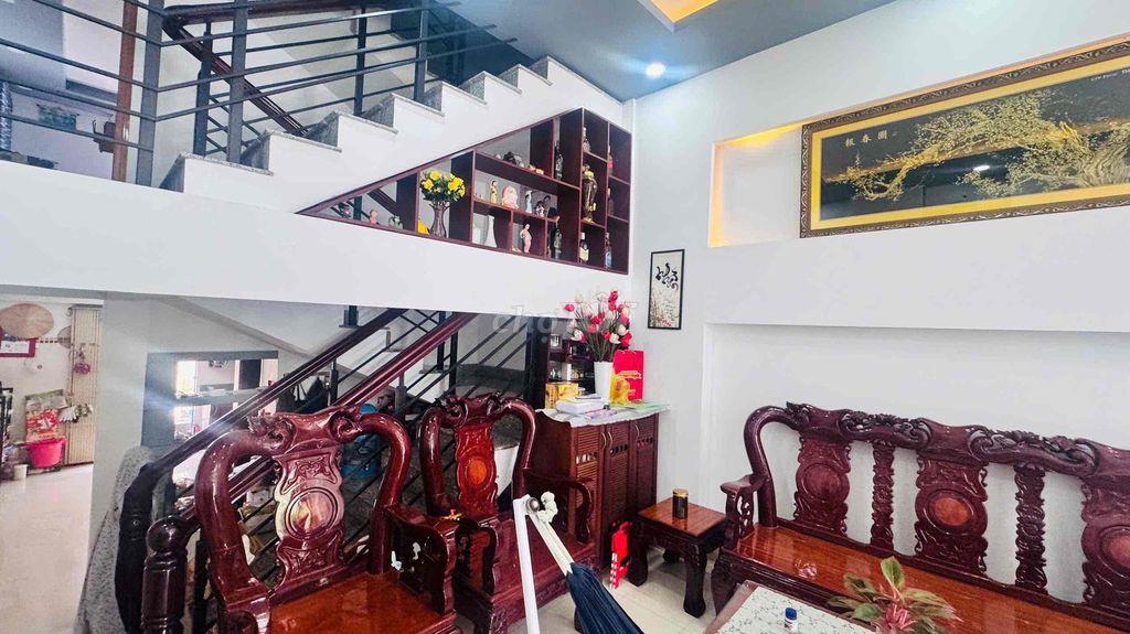 Bán nhà 1 trệt 1 lững 2 lầu ngay công viên (Bình Khánh
