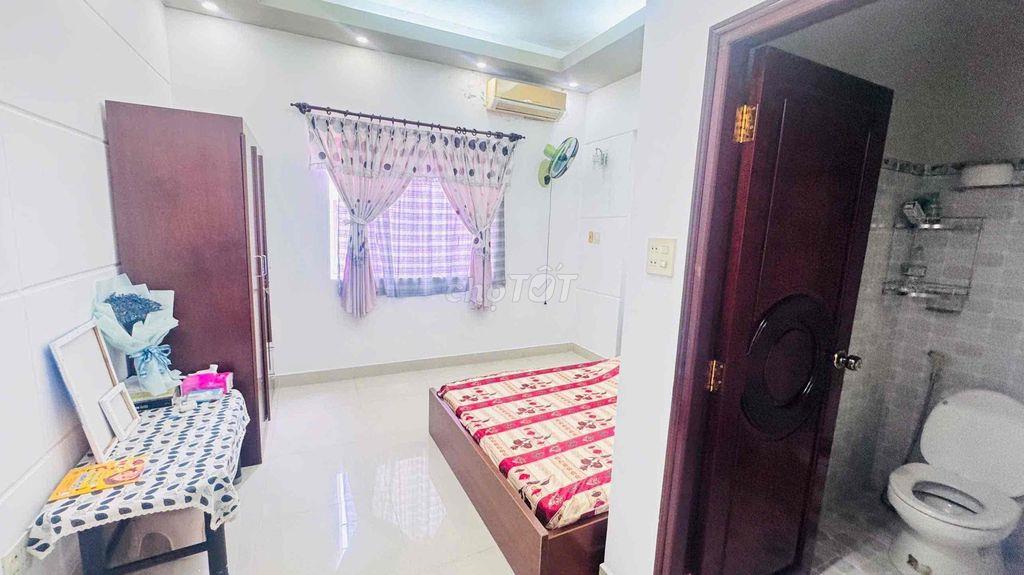 Bán nhà 1 trệt 1 lững 2 lầu ngay công viên (Bình Khánh