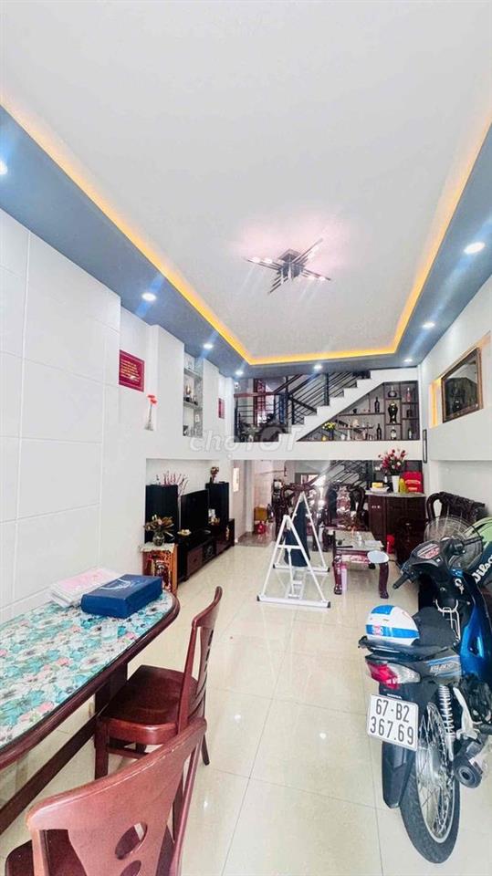 Bán nhà 1 trệt 1 lững 2 lầu ngay công viên (Bình Khánh