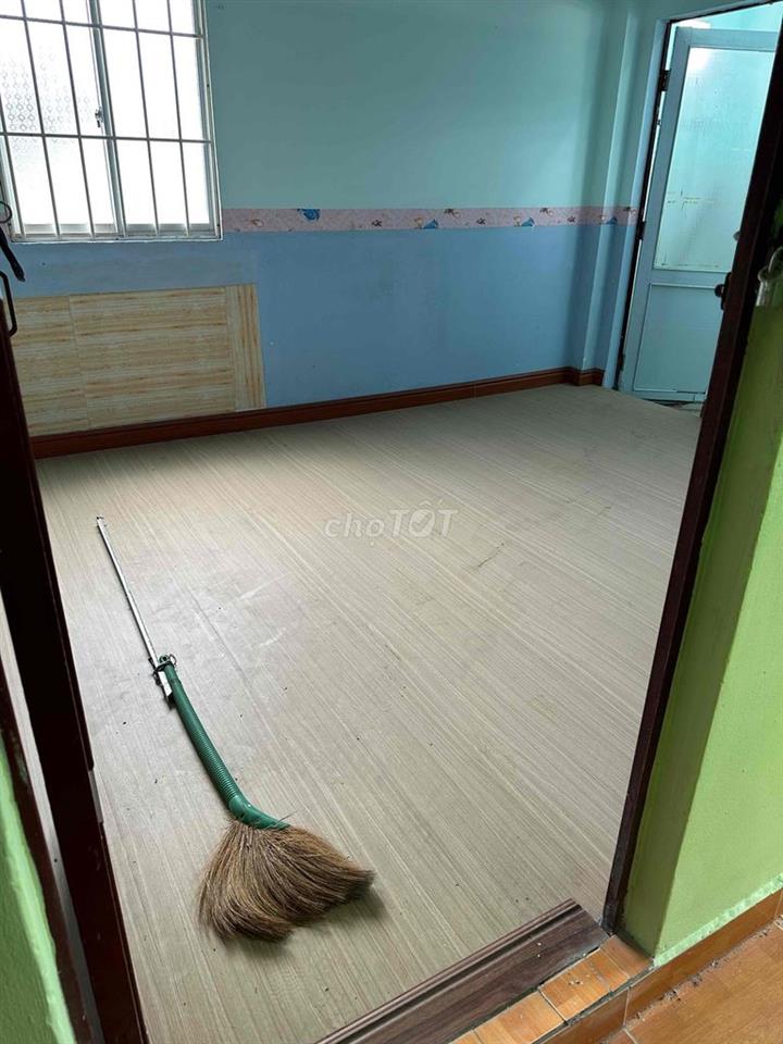 nhà lầu 2 tầng kiên cố có 15 phòng có nhà vệ sinh mổi phòng