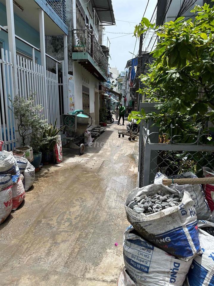 nhà lầu 2 tầng kiên cố có 15 phòng có nhà vệ sinh mổi phòng