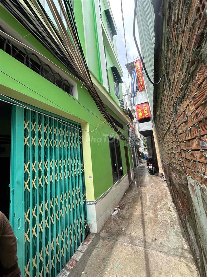 nhà lầu 2 tầng kiên cố có 15 phòng có nhà vệ sinh mổi phòng