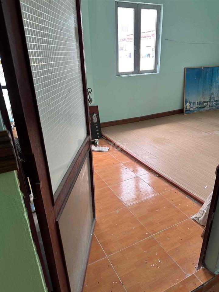 nhà lầu 2 tầng kiên cố có 15 phòng có nhà vệ sinh mổi phòng