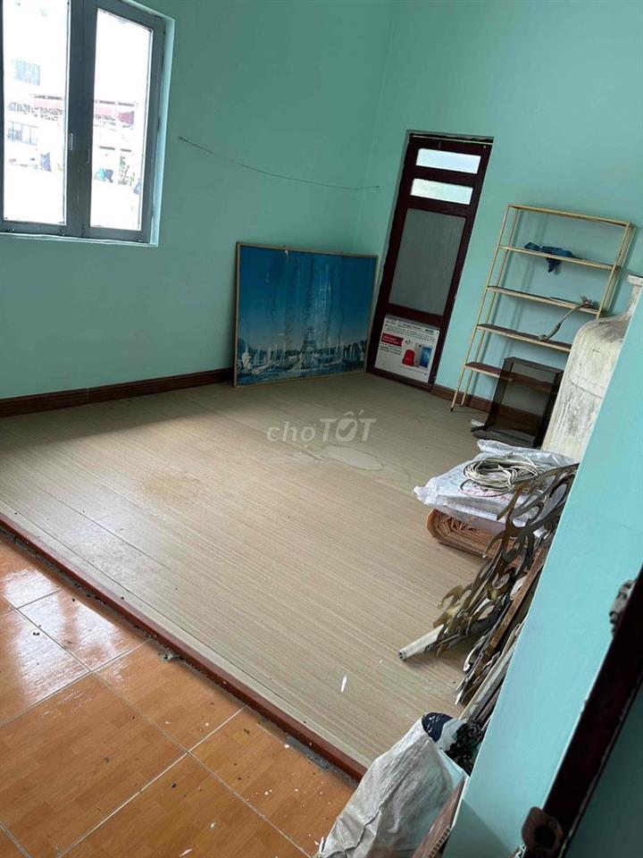 nhà lầu 2 tầng kiên cố có 15 phòng có nhà vệ sinh mổi phòng