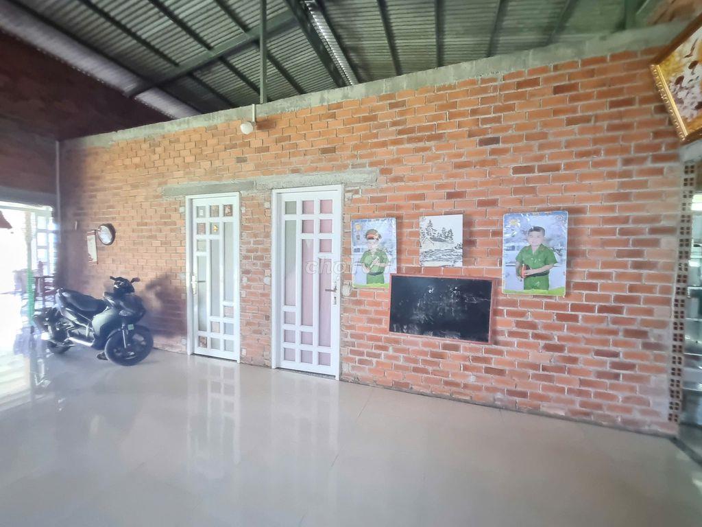 Nhà 3 phòng ngủ, gần 2  trường học, gần KCN. 1,4 tỷ TL