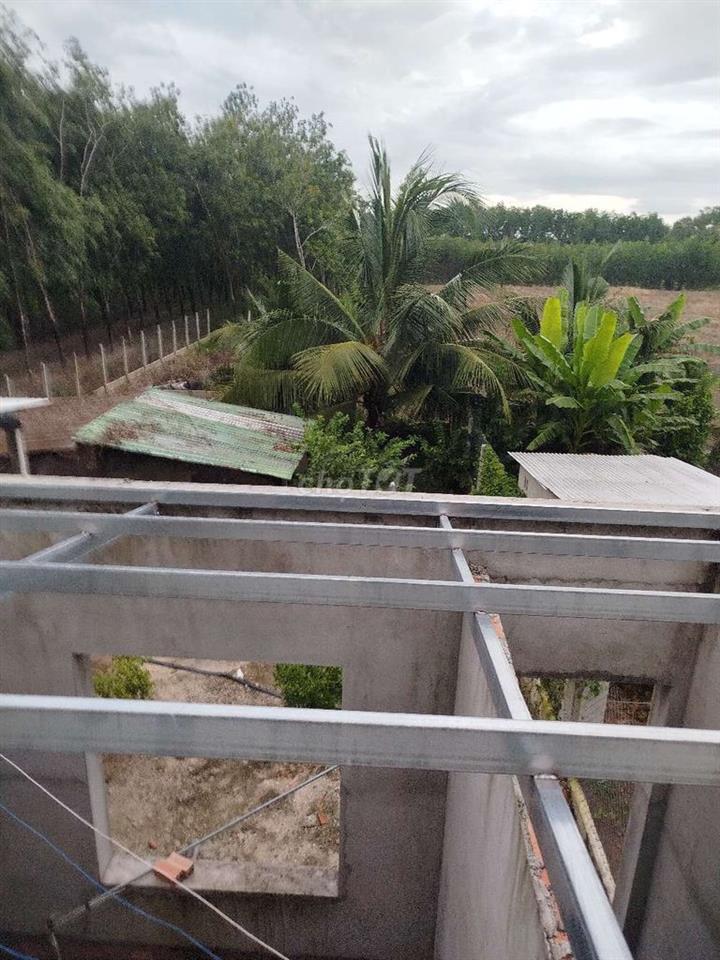 nhà 1trệt 1lầu giá 490tr nhà thô chưa hoàn thiện dt 5x48m thổ cư 81m2