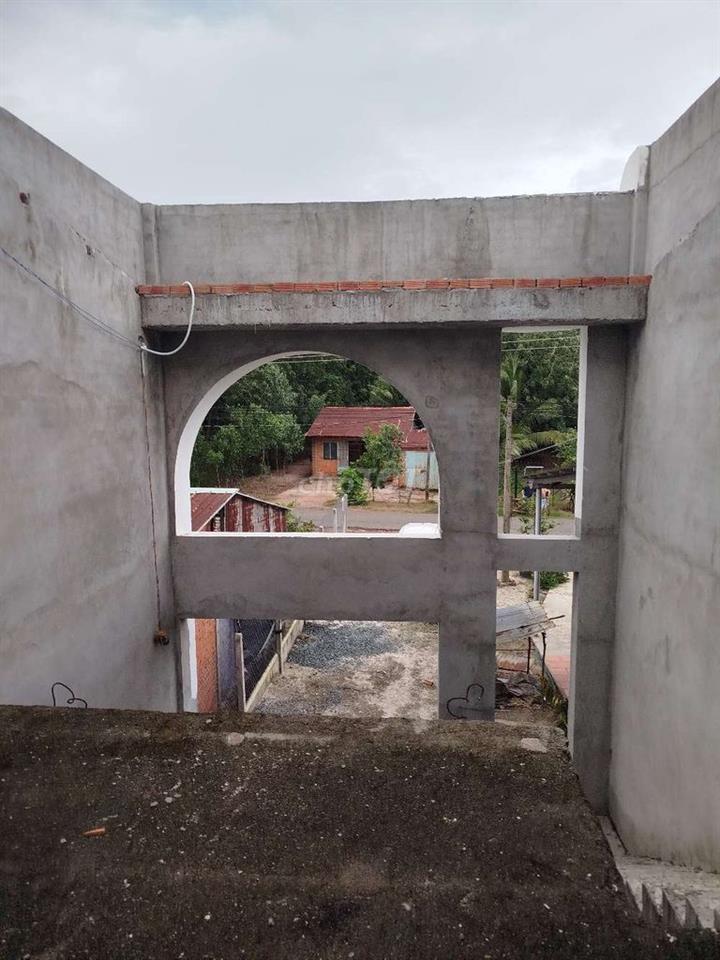 nhà 1trệt 1lầu giá 490tr nhà thô chưa hoàn thiện dt 5x48m thổ cư 81m2