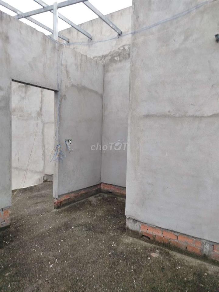 nhà 1trệt 1lầu giá 490tr nhà thô chưa hoàn thiện dt 5x48m thổ cư 81m2