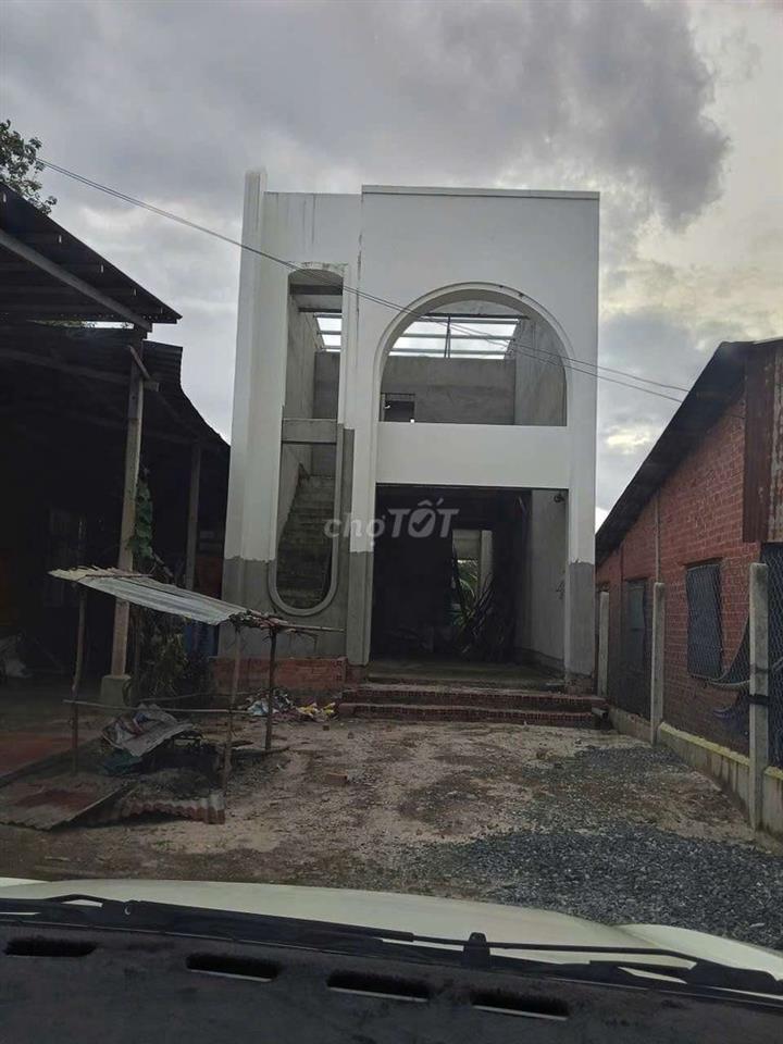 nhà 1trệt 1lầu giá 490tr nhà thô chưa hoàn thiện dt 5x48m thổ cư 81m2