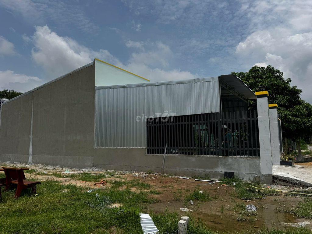 Nhà đẹp 2 phòng ngủ, gần trường học, gần KCN. 900tr