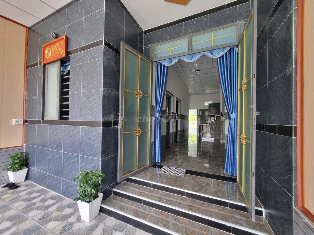 Nhà đẹp 2 phòng ngủ, gần trường học, gần KCN. 900tr