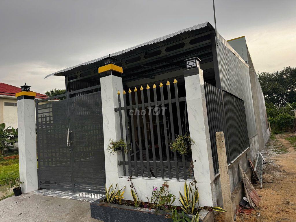Nhà đẹp 2 phòng ngủ, gần trường học, gần KCN. 900tr