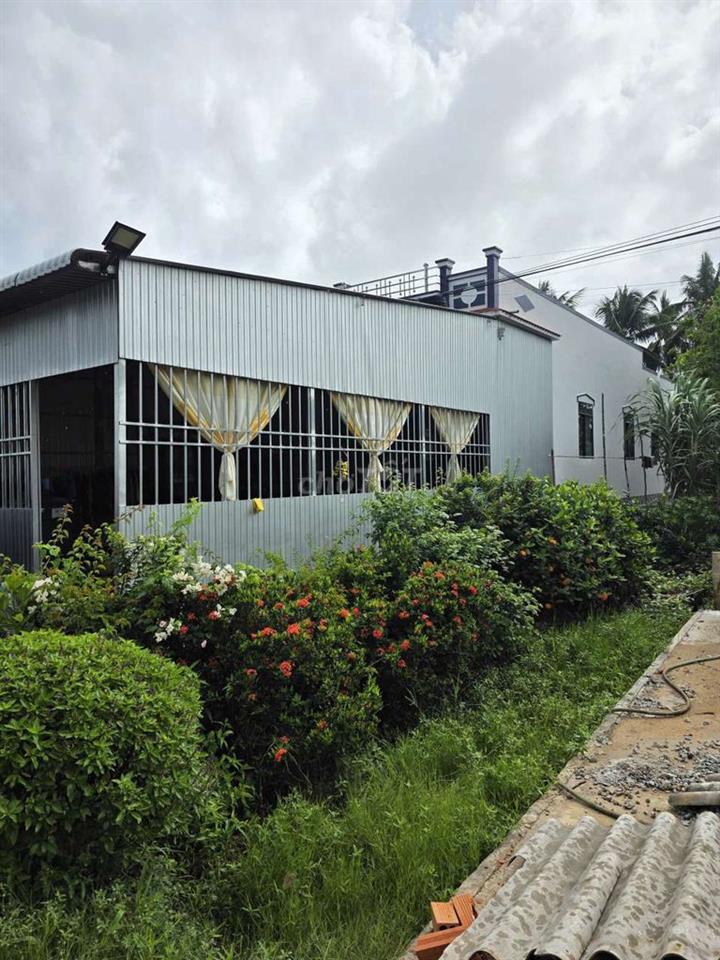 bán 2 miếng đất kèm nhà mới xây