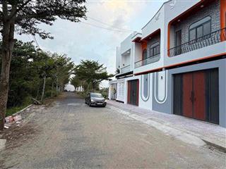 GIÁ CỰC SÓC NHÀ MỚI TINH SAU SÂN VẬN ĐỘNG