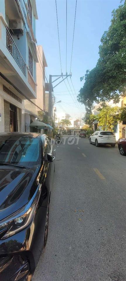Nhà mặt tiền rộng