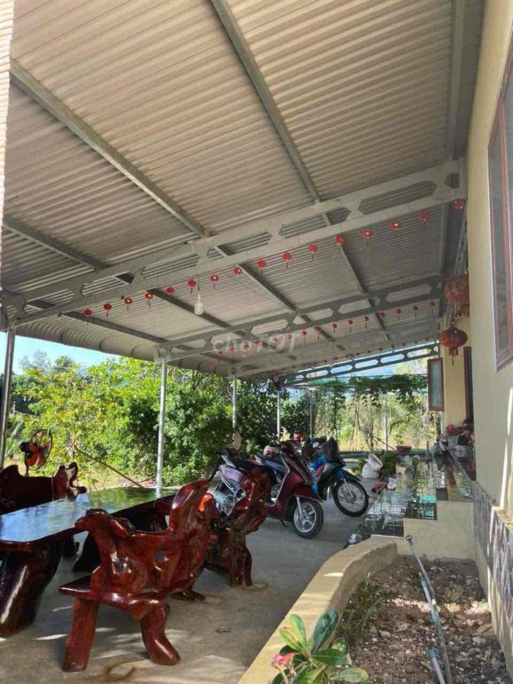 Bán đất sân vườn có villa mini giá ***