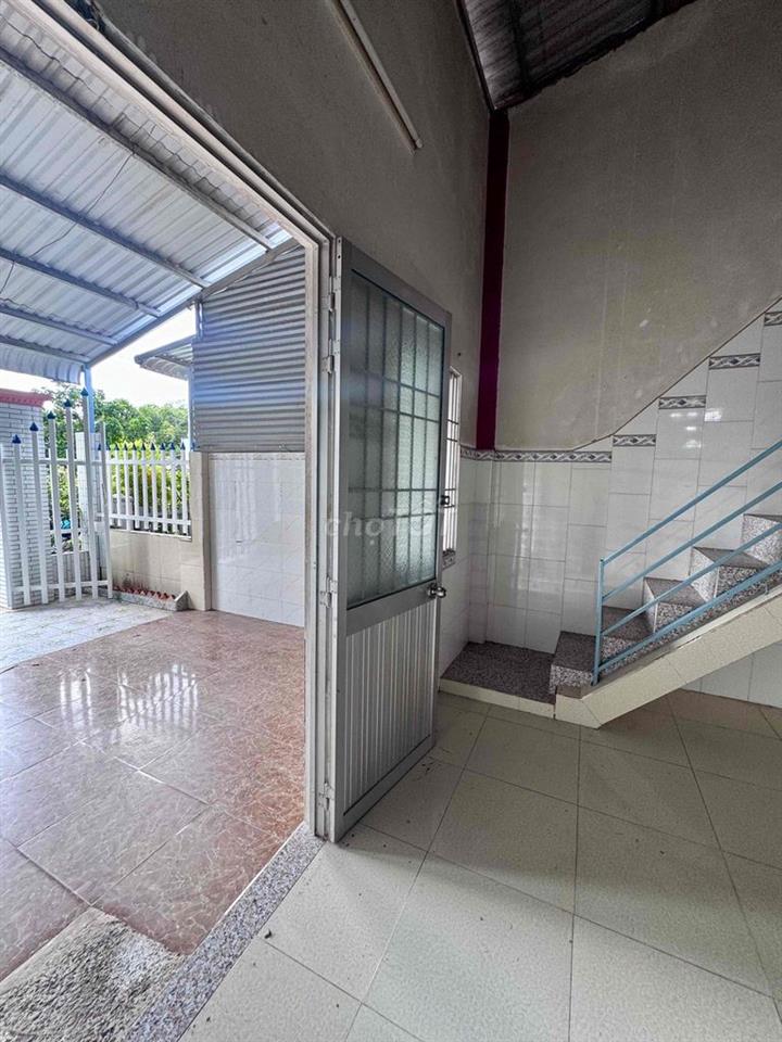 Nhà cấp 4 mặt tiền nhựa