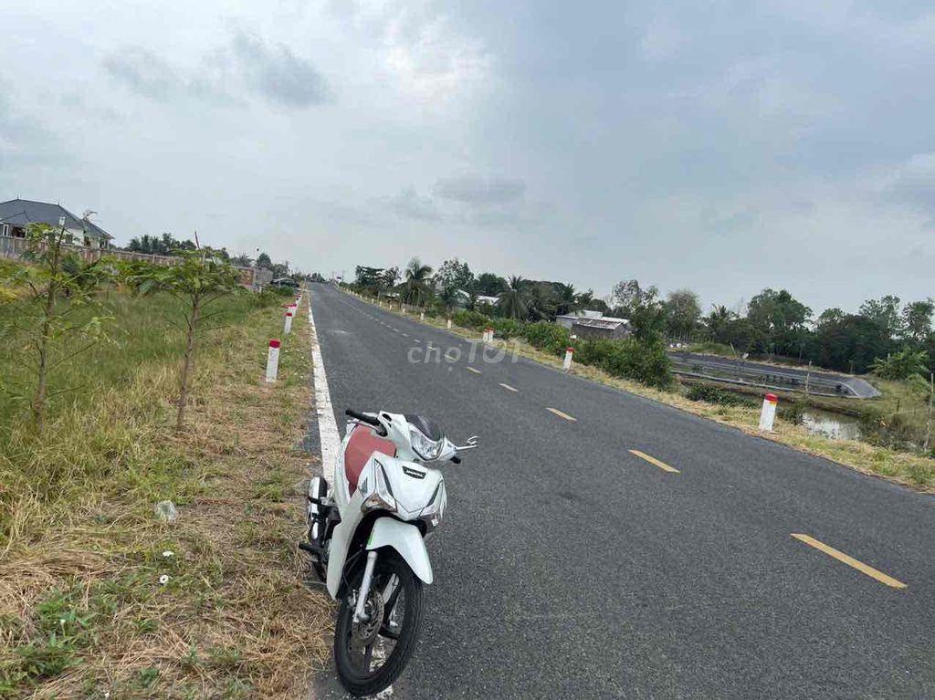 Nền mặt tiền trục kinh tế Đông Tây vị trí đẹp lộ xe ngang 18m mới làm