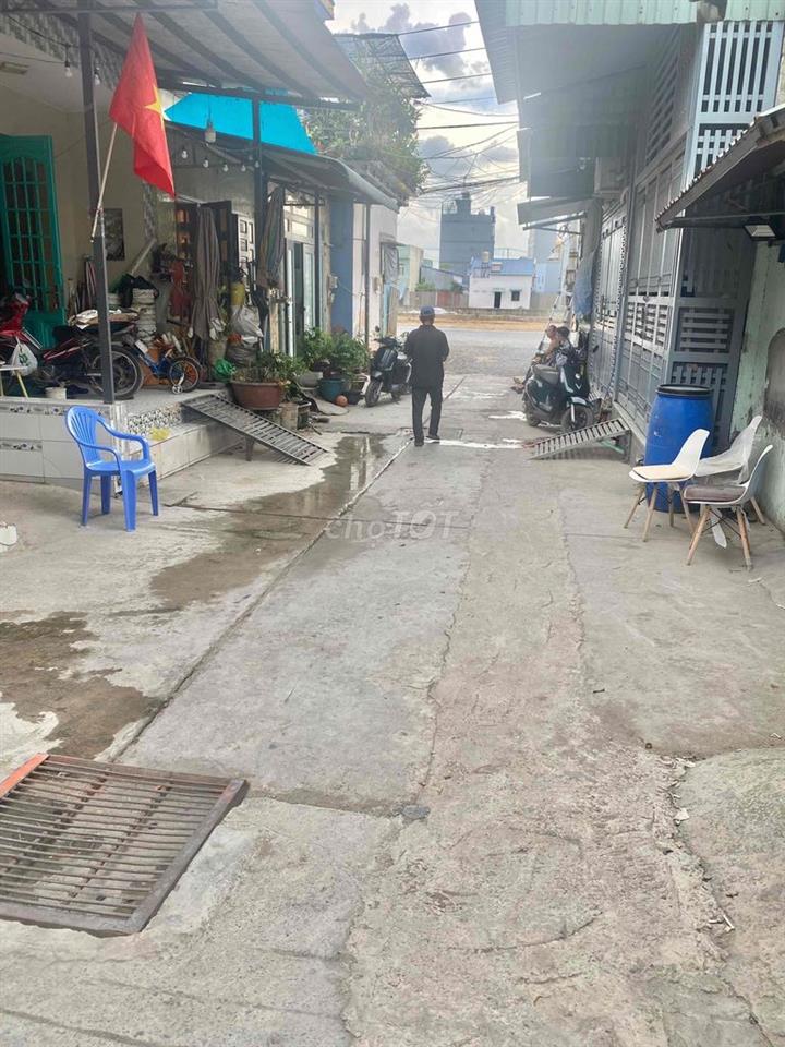 - Cần bán gấp nhà đường tỉnh lộ 10 gần chợ B