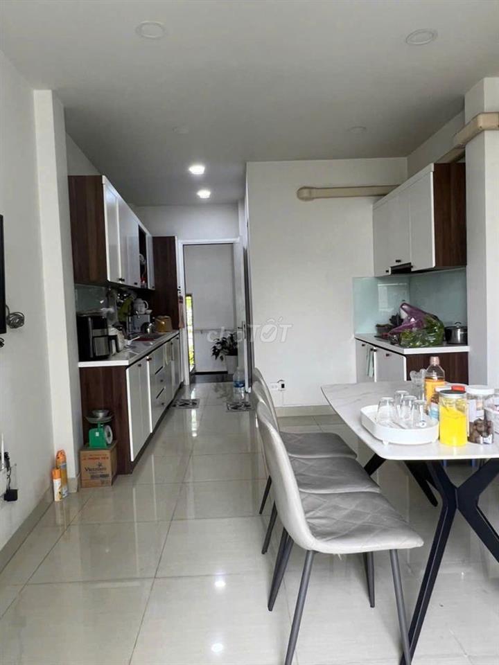 Nhà đẹp Nguyễn Hữu Cảnh 4x16m, 4PN, 3 lầu, có sân đỗ xe – 25tr/tháng