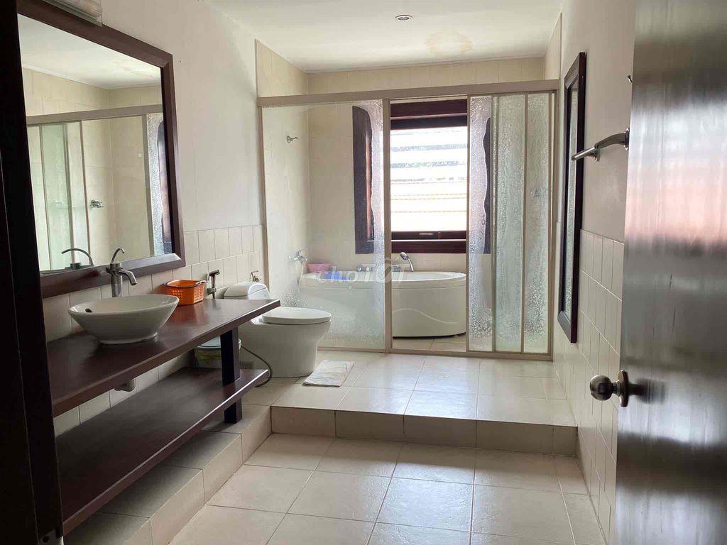 Tôi Cần Cho Thuê Biệt Thự 1000m2 có Hồ Bơi. 6PN. 6 Toilet.
