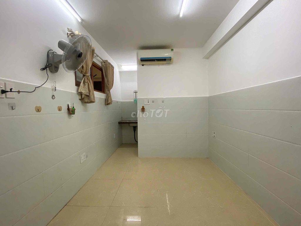Cuối đường Hoa Sữa, đi bộ ra Phan Xích Long 150m