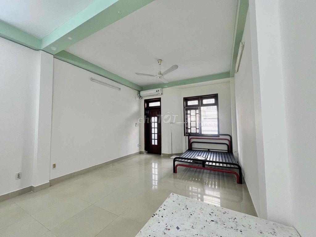 Cho Thuê Phòng - Nguyên Tầng Bancol - Rộng 40m2 - Ba Tháng Hai