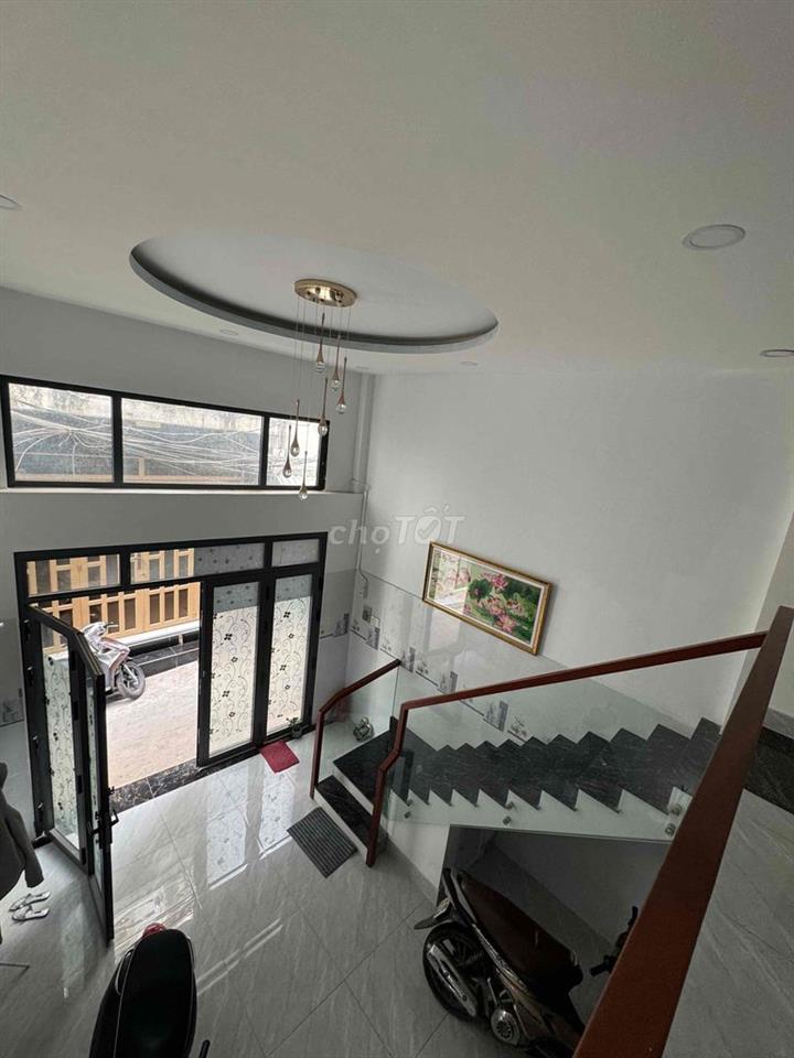 cho nữ thuê phòng lạc long quân