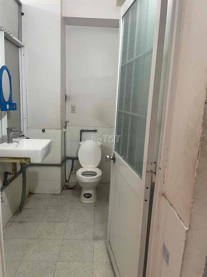 Phòng ngay mặt tiền đường Trần văn kiểu. Khu Binh Phu q6