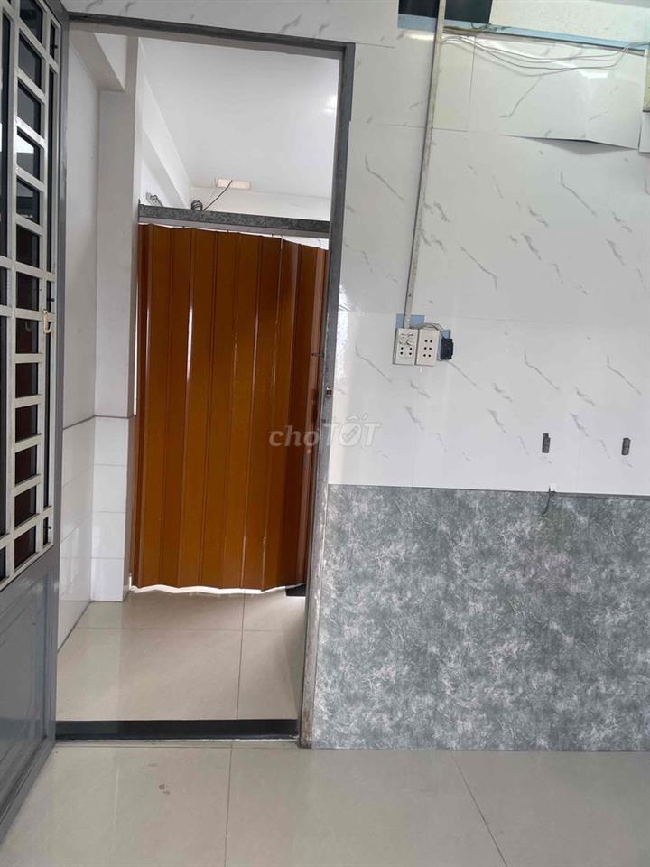 Phòng ngay mặt tiền đường Trần văn kiểu. Khu Binh Phu q6