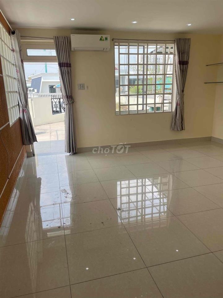 Nguyên Tâng 3 . ngay đường 23 khu Binh Phú Q6