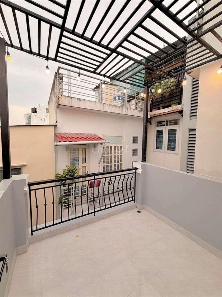 Nhà đẹp 3 phòng Quận 4